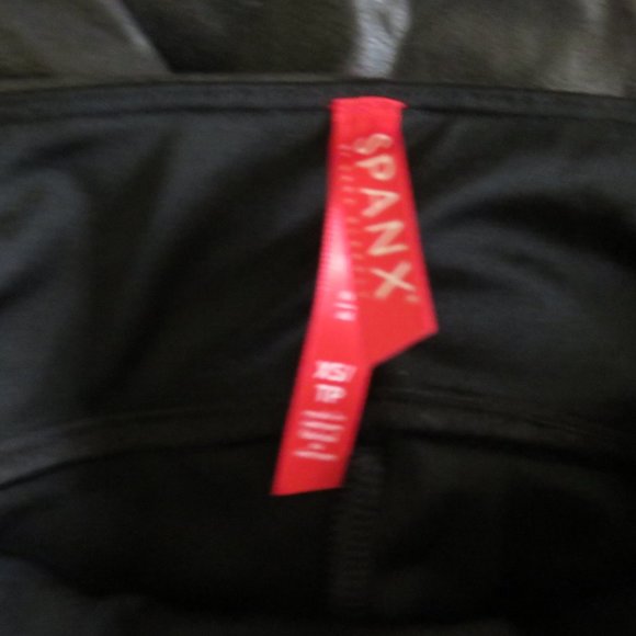 NWT SPANX QUILTED FAUX LEATHER VERY BLACK LEGGINGS - Picture 8 of 10